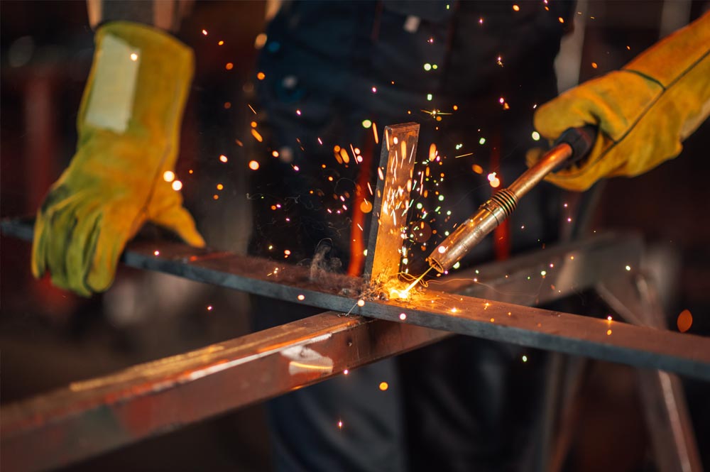 Saldatore Italfer con DPI durante una lavorazione